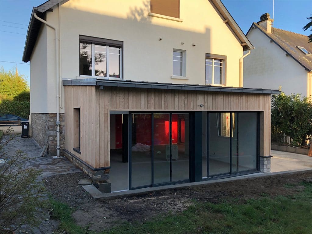 Maison traditionnelle avec une extension bois contemporaine